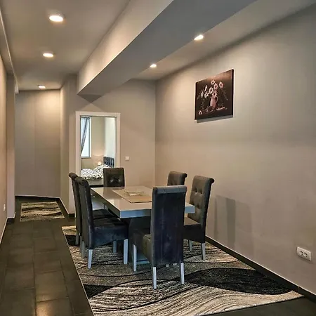 Lux Lazarevic דירה באינה באשטה