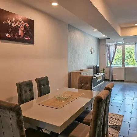 Lux Lazarevic באינה באשטה